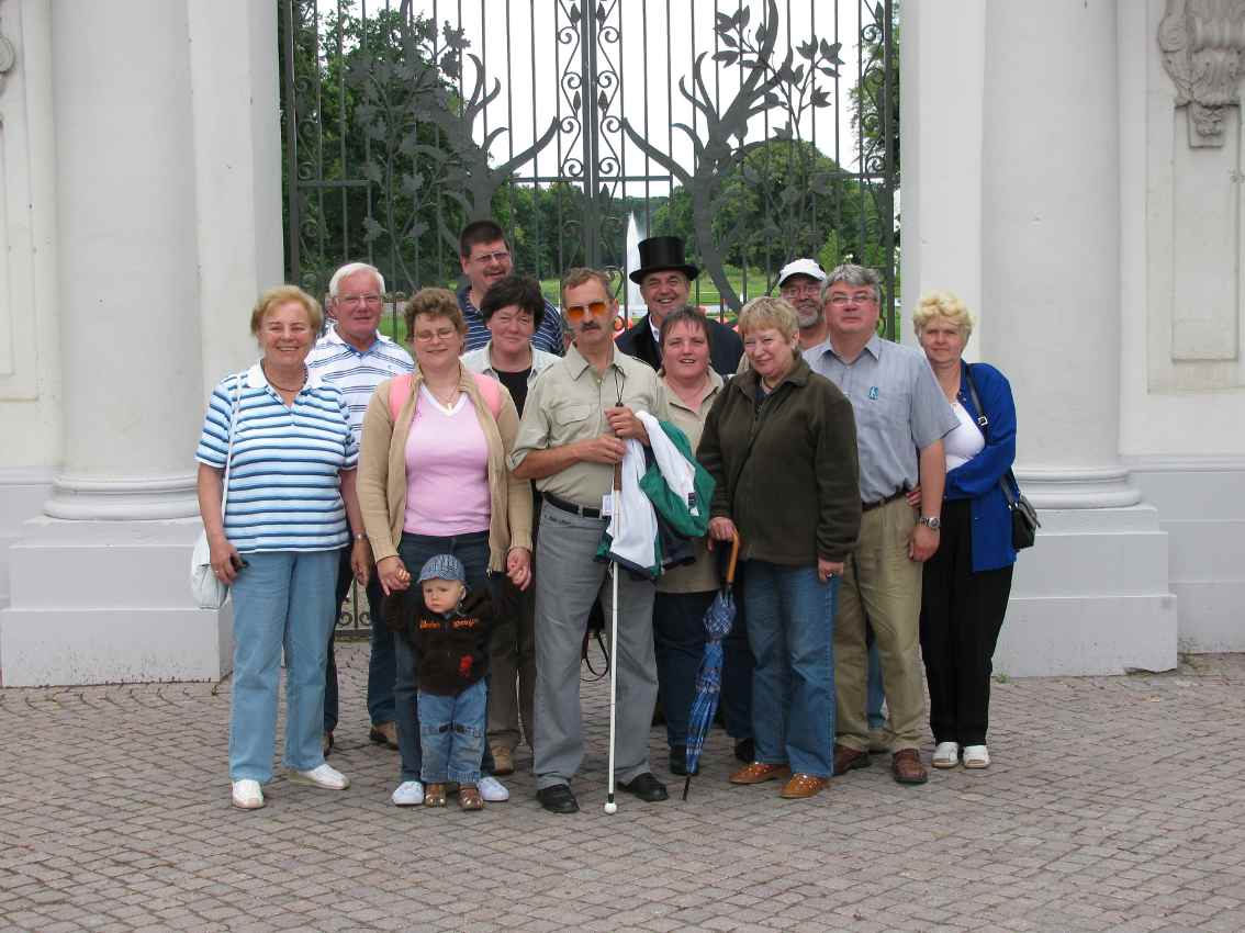 Bild: Gruppenfoto vor dem Tor zum Schlosspark
