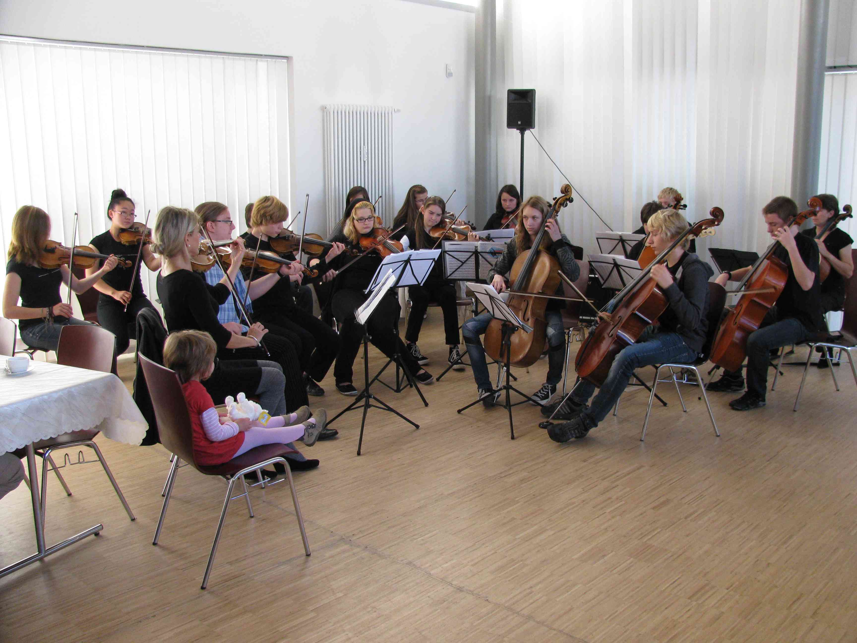 Das Orchester der Musikschule Oberhavel unter der Leitung von Sabine Belinski spielte zur Festveranstaltung